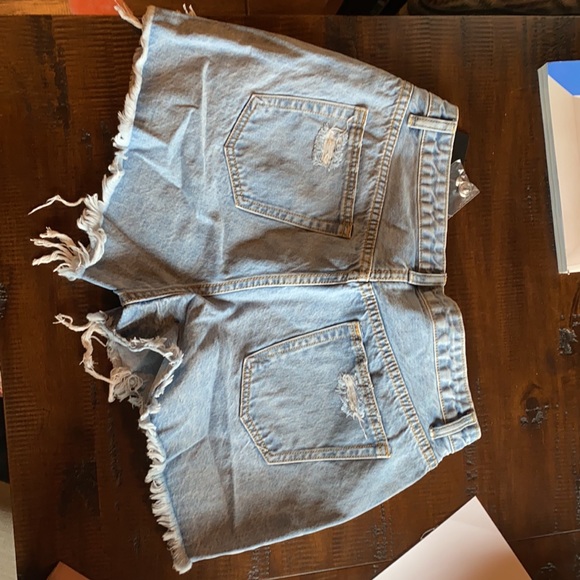 Distressed cut off jean shorts - Picture 2 of 4